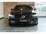 Volvo V60 T8 Plug-in hybrid AWD Ultra Dark | Panoramadak | Semi Electrische Wegklapbare Trekhaak | Premium audio by Harman Kardon | 360° Parkeercamera | Verwarmbare voorstoelen en stuurwiel | Parkeersensoren voor + achter |