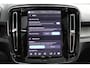Volvo XC40 Single Motor Extended Range Ultimate 82 kWh | Full Options | Henk Scholten Volvo Geleverd | Lighting Pack | Nubuck/Microtech Interieur | 20-Inch Lichtmetalen Velgen | Panoramadak | Trekhaak | Getint Glas | Stuurverwarming | Stoelverwarming | Harman/Kardon Audio | Elektrisch Verstelbare Stoelen | Dak in Black Stone Zwart | Adaptieve Cruise Control | Pilot Assist | Parkeersensoren Voor & Achter |