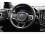 Volvo XC40 Single Motor Extended Range Ultimate 82 kWh | Full Options | Henk Scholten Volvo Geleverd | Lighting Pack | Nubuck/Microtech Interieur | 20-Inch Lichtmetalen Velgen | Panoramadak | Trekhaak | Getint Glas | Stuurverwarming | Stoelverwarming | Harman/Kardon Audio | Elektrisch Verstelbare Stoelen | Dak in Black Stone Zwart | Adaptieve Cruise Control | Pilot Assist | Parkeersensoren Voor & Achter |