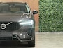 Volvo XC60 T8 AWD Recharge Ultimate Dark | Trekhaak | Head-Up Display | Harman Kardon | 455pk | Adaptieve Cruise Control | Stoelverwarming voor+achter | Stuurwielverwarming | Schuifdak | Full LED Meesturende koplampen | Parkeercamera | Pilot Assist | Standkachel met Volvo On Call App | Elektrische voorstoelen geheugen | Lederen bekleding | Zitting verlenging voorstoelen | Lederen dashboard | 20 Inch | Google Infotainment | Keyless Drive | Elektrisch bedienbare achterklep | DAB Radio | Apple Carplay/Android Auto | Draadloos telefoon opladen | Volvo On Call met mobiele App functie | Platinum Grey Metallic |