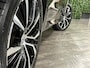 Volvo XC60 T8 AWD Recharge Ultimate Dark | Trekhaak | Head-Up Display | Harman Kardon | 455pk | Adaptieve Cruise Control | Stoelverwarming voor+achter | Stuurwielverwarming | Schuifdak | Full LED Meesturende koplampen | Parkeercamera | Pilot Assist | Standkachel met Volvo On Call App | Elektrische voorstoelen geheugen | Lederen bekleding | Zitting verlenging voorstoelen | Lederen dashboard | 20 Inch | Google Infotainment | Keyless Drive | Elektrisch bedienbare achterklep | DAB Radio | Apple Carplay/Android Auto | Draadloos telefoon opladen | Volvo On Call met mobiele App functie | Platinum Grey Metallic |