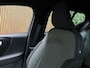 Volvo XC40 B4 Plus Dark | Trekhaak | Harman Kardon | All Season banden | Bestuurdersstoel elektrisch geheugen | Adaptieve Cruise Control | Stoel en Stuurwielverwarming | Google Infotainment | Parkeercamera | Pilot Assist | BLIS Dode Hoek Detectie | Keyless Drive | Parkeersensoren voor+achter | Passagiersstoel elektrisch | Elektrisch bedienbare achterklep | 19 Inch | Zitting verlenging voorstoelen | DAB Radio | Apple Carplay/Android Auto | Draadloos telefoon opladen | Volvo On Call met mobiele App functie | Silver Dawn Metallic |