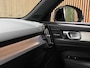 Volvo XC40 B4 Plus Dark | Trekhaak | Harman Kardon | All Season banden | Bestuurdersstoel elektrisch geheugen | Adaptieve Cruise Control | Stoel en Stuurwielverwarming | Google Infotainment | Parkeercamera | Pilot Assist | BLIS Dode Hoek Detectie | Keyless Drive | Parkeersensoren voor+achter | Passagiersstoel elektrisch | Elektrisch bedienbare achterklep | 19 Inch | Zitting verlenging voorstoelen | DAB Radio | Apple Carplay/Android Auto | Draadloos telefoon opladen | Volvo On Call met mobiele App functie | Silver Dawn Metallic |