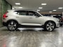 Volvo XC40 B4 Plus Dark | Trekhaak | Harman Kardon | All Season banden | Bestuurdersstoel elektrisch geheugen | Adaptieve Cruise Control | Stoel en Stuurwielverwarming | Google Infotainment | Parkeercamera | Pilot Assist | BLIS Dode Hoek Detectie | Keyless Drive | Parkeersensoren voor+achter | Passagiersstoel elektrisch | Elektrisch bedienbare achterklep | 19 Inch | Zitting verlenging voorstoelen | DAB Radio | Apple Carplay/Android Auto | Draadloos telefoon opladen | Volvo On Call met mobiele App functie | Silver Dawn Metallic |