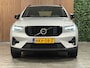 Volvo XC40 B4 Plus Dark | Trekhaak | Harman Kardon | All Season banden | Bestuurdersstoel elektrisch geheugen | Adaptieve Cruise Control | Stoel en Stuurwielverwarming | Google Infotainment | Parkeercamera | Pilot Assist | BLIS Dode Hoek Detectie | Keyless Drive | Parkeersensoren voor+achter | Passagiersstoel elektrisch | Elektrisch bedienbare achterklep | 19 Inch | Zitting verlenging voorstoelen | DAB Radio | Apple Carplay/Android Auto | Draadloos telefoon opladen | Volvo On Call met mobiele App functie | Silver Dawn Metallic |