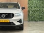 Volvo XC40 B4 Plus Dark | Trekhaak | Harman Kardon | All Season banden | Bestuurdersstoel elektrisch geheugen | Adaptieve Cruise Control | Stoel en Stuurwielverwarming | Google Infotainment | Parkeercamera | Pilot Assist | BLIS Dode Hoek Detectie | Keyless Drive | Parkeersensoren voor+achter | Passagiersstoel elektrisch | Elektrisch bedienbare achterklep | 19 Inch | Zitting verlenging voorstoelen | DAB Radio | Apple Carplay/Android Auto | Draadloos telefoon opladen | Volvo On Call met mobiele App functie | Silver Dawn Metallic |