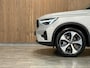 Volvo XC40 B4 Plus Dark | Trekhaak | Harman Kardon | All Season banden | Bestuurdersstoel elektrisch geheugen | Adaptieve Cruise Control | Stoel en Stuurwielverwarming | Google Infotainment | Parkeercamera | Pilot Assist | BLIS Dode Hoek Detectie | Keyless Drive | Parkeersensoren voor+achter | Passagiersstoel elektrisch | Elektrisch bedienbare achterklep | 19 Inch | Zitting verlenging voorstoelen | DAB Radio | Apple Carplay/Android Auto | Draadloos telefoon opladen | Volvo On Call met mobiele App functie | Silver Dawn Metallic |