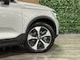 Volvo XC40 B4 Plus Dark | Trekhaak | Harman Kardon | All Season banden | Bestuurdersstoel elektrisch geheugen | Adaptieve Cruise Control | Stoel en Stuurwielverwarming | Google Infotainment | Parkeercamera | Pilot Assist | BLIS Dode Hoek Detectie | Keyless Drive | Parkeersensoren voor+achter | Passagiersstoel elektrisch | Elektrisch bedienbare achterklep | 19 Inch | Zitting verlenging voorstoelen | DAB Radio | Apple Carplay/Android Auto | Draadloos telefoon opladen | Volvo On Call met mobiele App functie | Silver Dawn Metallic |