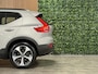 Volvo XC40 B4 Plus Dark | Trekhaak | Harman Kardon | All Season banden | Bestuurdersstoel elektrisch geheugen | Adaptieve Cruise Control | Stoel en Stuurwielverwarming | Google Infotainment | Parkeercamera | Pilot Assist | BLIS Dode Hoek Detectie | Keyless Drive | Parkeersensoren voor+achter | Passagiersstoel elektrisch | Elektrisch bedienbare achterklep | 19 Inch | Zitting verlenging voorstoelen | DAB Radio | Apple Carplay/Android Auto | Draadloos telefoon opladen | Volvo On Call met mobiele App functie | Silver Dawn Metallic |