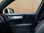 Volvo XC40 B4 Plus Dark | Trekhaak | Harman Kardon | All Season banden | Bestuurdersstoel elektrisch geheugen | Adaptieve Cruise Control | Stoel en Stuurwielverwarming | Google Infotainment | Parkeercamera | Pilot Assist | BLIS Dode Hoek Detectie | Keyless Drive | Parkeersensoren voor+achter | Passagiersstoel elektrisch | Elektrisch bedienbare achterklep | 19 Inch | Zitting verlenging voorstoelen | DAB Radio | Apple Carplay/Android Auto | Draadloos telefoon opladen | Volvo On Call met mobiele App functie | Silver Dawn Metallic |