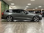 Volvo V60 T6 AWD Recharge Ultra Dark | Trekhaak | 360 Camera | Schuifdak | Head-Up Display | Harman Kardon | Adaptieve Cruise Control | Stoelverwarming voor+achter | Stuurwielverwarming | Full LED Meesturende koplampen | Pilot Assist | BLIS Dode Hoek Detectie | Elektrische voorstoelen geheugen | Lederen bekleding | Zitting verlenging voorstoelen | Lederen dashboard | Google Infotainment | Keyless Drive | Parkeersensoren voor+achter | Privacy Glass | Elektrisch bedienbare achterklep | DAB Radio | Apple Carplay/Android Auto | Volvo On Call met mobiele App functie | Forest Lake Metallic |