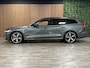 Volvo V60 T6 AWD Recharge Ultra Dark | Trekhaak | 360 Camera | Schuifdak | Head-Up Display | Harman Kardon | Adaptieve Cruise Control | Stoelverwarming voor+achter | Stuurwielverwarming | Full LED Meesturende koplampen | Pilot Assist | BLIS Dode Hoek Detectie | Elektrische voorstoelen geheugen | Lederen bekleding | Zitting verlenging voorstoelen | Lederen dashboard | Google Infotainment | Keyless Drive | Parkeersensoren voor+achter | Privacy Glass | Elektrisch bedienbare achterklep | DAB Radio | Apple Carplay/Android Auto | Volvo On Call met mobiele App functie | Forest Lake Metallic |