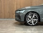 Volvo V60 T6 AWD Recharge Ultra Dark | Trekhaak | 360 Camera | Schuifdak | Head-Up Display | Harman Kardon | Adaptieve Cruise Control | Stoelverwarming voor+achter | Stuurwielverwarming | Full LED Meesturende koplampen | Pilot Assist | BLIS Dode Hoek Detectie | Elektrische voorstoelen geheugen | Lederen bekleding | Zitting verlenging voorstoelen | Lederen dashboard | Google Infotainment | Keyless Drive | Parkeersensoren voor+achter | Privacy Glass | Elektrisch bedienbare achterklep | DAB Radio | Apple Carplay/Android Auto | Volvo On Call met mobiele App functie | Forest Lake Metallic |