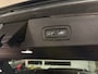 Volvo V60 T6 AWD Recharge Ultra Dark | Trekhaak | 360 Camera | Schuifdak | Head-Up Display | Harman Kardon | Adaptieve Cruise Control | Stoelverwarming voor+achter | Stuurwielverwarming | Full LED Meesturende koplampen | Pilot Assist | BLIS Dode Hoek Detectie | Elektrische voorstoelen geheugen | Lederen bekleding | Zitting verlenging voorstoelen | Lederen dashboard | Google Infotainment | Keyless Drive | Parkeersensoren voor+achter | Privacy Glass | Elektrisch bedienbare achterklep | DAB Radio | Apple Carplay/Android Auto | Volvo On Call met mobiele App functie | Forest Lake Metallic |