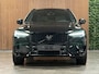 Volvo XC60 T6 AWD Recharge Plus Black Edition | Trekhaak | 360 Camera | Harman Kardon | Adaptieve Cruise Control | Stoelverwarming voor+achter | Stuurwielverwarming | Pilot Assist | BLIS Dode Hoek Detectie | Elektrische voorstoelen geheugen | R-Design Contour stoelen met wit stiksel en bies | Zitting verlenging voorstoelen | Schuifdak | Google Infotainment | 21 Inch | Keyless Drive | Parkeersensoren voor+achter | Privacy Glass | DAB Radio | Apple Carplay/Android Auto | Draadloos telefoon opladen | Volvo On Call met mobiele App functie | Onyx Black Metallic |