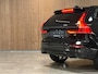 Volvo XC60 T6 AWD Recharge Plus Black Edition | Trekhaak | 360 Camera | Harman Kardon | Adaptieve Cruise Control | Stoelverwarming voor+achter | Stuurwielverwarming | Pilot Assist | BLIS Dode Hoek Detectie | Elektrische voorstoelen geheugen | R-Design Contour stoelen met wit stiksel en bies | Zitting verlenging voorstoelen | Schuifdak | Google Infotainment | 21 Inch | Keyless Drive | Parkeersensoren voor+achter | Privacy Glass | DAB Radio | Apple Carplay/Android Auto | Draadloos telefoon opladen | Volvo On Call met mobiele App functie | Onyx Black Metallic |