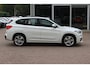 BMW X1 xDrive20i High Exe. M Sport 70.615 km! / Panoramadak / Camera / Head-up / Leder / Navigatie / 18'' / Stuur+Stoelverwarming / Cruise Control