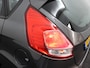Ford Fiesta 1.0 Style airco, elecraam, 4-deurs, centrvergr, Hill hold, Bluetooth, Navigatie, Lichtmetalen velgen Een comfortabele en luxe hatchback die een moderne uitstraling combineert met een verrassend ruim interieur. Dankzij de efficiënte 1.0-liter motor biedt deze auto een prettige rijervaring en