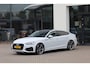 Audi A5 Sportback 40 TFSI Launch edition Sport 190PK / 140kW DSG, NL auto 1e eigenaar, verwarmbare voorstoelen, panoramadak, navigatie, achteruitrijcamera (Rear View), parkeersensoren voor en achter (PDC), Apple Carplay & Android Auto, parkeerassistent (Park Assist), lederen bekleding 'Fijnnappa', privacy glas, lederen multifunctioneel sportstuurwiel S-Line, 20" LMV, digital cockpit, 3-zone climatronic, elektrische achterklep etc.