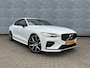 Volvo S60 2.0 B5 R-Design | Panoramadak | Harman Kardon Audio | Achteruitrijcamera | Parkeersensoren | Keyless Entry | Elektrische Achterklep | Elektrisch Verstelbare Voorstoelen | Stoelverwarming | Cruise Control Adaptief | BLIS | Navigatie | Apple Carplay | Android Auto