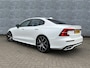 Volvo S60 2.0 B5 R-Design | Panoramadak | Harman Kardon Audio | Achteruitrijcamera | Parkeersensoren | Keyless Entry | Elektrische Achterklep | Elektrisch Verstelbare Voorstoelen | Stoelverwarming | Cruise Control Adaptief | BLIS | Navigatie | Apple Carplay | Android Auto