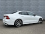 Volvo S60 2.0 B5 R-Design | Panoramadak | Harman Kardon Audio | Achteruitrijcamera | Parkeersensoren | Keyless Entry | Elektrische Achterklep | Elektrisch Verstelbare Voorstoelen | Stoelverwarming | Cruise Control Adaptief | BLIS | Navigatie | Apple Carplay | Android Auto
