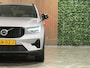 Volvo XC40 B4 Plus Dark | Trekhaak | Harman Kardon | Bestuurdersstoel elektrisch geheugen | Adaptieve Cruise Control | Stoel en Stuurwielverwarming | Google Infotainment | Parkeercamera | Pilot Assist | BLIS Dode Hoek Detectie | Keyless Drive | Parkeersensoren voor+achter | Passagiersstoel elektrisch | Elektrisch bedienbare achterklep | 19 Inch | Zitting verlenging voorstoelen | DAB Radio | Apple Carplay/Android Auto | Draadloos telefoon opladen | Volvo On Call met mobiele App functie | Aurora Silver Metallic |