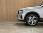 Volvo XC40 B4 Plus Dark | Trekhaak | Harman Kardon | Bestuurdersstoel elektrisch geheugen | Adaptieve Cruise Control | Stoel en Stuurwielverwarming | Google Infotainment | Parkeercamera | Pilot Assist | BLIS Dode Hoek Detectie | Keyless Drive | Parkeersensoren voor+achter | Passagiersstoel elektrisch | Elektrisch bedienbare achterklep | 19 Inch | Zitting verlenging voorstoelen | DAB Radio | Apple Carplay/Android Auto | Draadloos telefoon opladen | Volvo On Call met mobiele App functie | Aurora Silver Metallic |