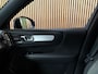 Volvo XC40 B4 Plus Dark | Trekhaak | Harman Kardon | Bestuurdersstoel elektrisch geheugen | Adaptieve Cruise Control | Stoel en Stuurwielverwarming | Google Infotainment | Parkeercamera | Pilot Assist | BLIS Dode Hoek Detectie | Keyless Drive | Parkeersensoren voor+achter | Passagiersstoel elektrisch | Elektrisch bedienbare achterklep | 19 Inch | Zitting verlenging voorstoelen | DAB Radio | Apple Carplay/Android Auto | Draadloos telefoon opladen | Volvo On Call met mobiele App functie | Aurora Silver Metallic |