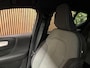Volvo XC40 B4 Plus Dark | Trekhaak | Harman Kardon | Bestuurdersstoel elektrisch geheugen | Adaptieve Cruise Control | Stoel en Stuurwielverwarming | Google Infotainment | Parkeercamera | Pilot Assist | BLIS Dode Hoek Detectie | Keyless Drive | Parkeersensoren voor+achter | Passagiersstoel elektrisch | Elektrisch bedienbare achterklep | 19 Inch | Zitting verlenging voorstoelen | DAB Radio | Apple Carplay/Android Auto | Draadloos telefoon opladen | Volvo On Call met mobiele App functie | Aurora Silver Metallic |
