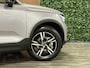 Volvo XC40 B4 Plus Dark | Trekhaak | Harman Kardon | Bestuurdersstoel elektrisch geheugen | Adaptieve Cruise Control | Stoel en Stuurwielverwarming | Google Infotainment | Parkeercamera | Pilot Assist | BLIS Dode Hoek Detectie | Keyless Drive | Parkeersensoren voor+achter | Passagiersstoel elektrisch | Elektrisch bedienbare achterklep | 19 Inch | Zitting verlenging voorstoelen | DAB Radio | Apple Carplay/Android Auto | Draadloos telefoon opladen | Volvo On Call met mobiele App functie | Aurora Silver Metallic |