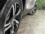 Volvo XC40 B4 Plus Dark | Trekhaak | Harman Kardon | Bestuurdersstoel elektrisch geheugen | Adaptieve Cruise Control | Stoel en Stuurwielverwarming | Google Infotainment | Parkeercamera | Pilot Assist | BLIS Dode Hoek Detectie | Keyless Drive | Parkeersensoren voor+achter | Passagiersstoel elektrisch | Elektrisch bedienbare achterklep | 19 Inch | Zitting verlenging voorstoelen | DAB Radio | Apple Carplay/Android Auto | Draadloos telefoon opladen | Volvo On Call met mobiele App functie | Aurora Silver Metallic |