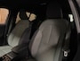 Volvo XC40 B4 Plus Dark | Trekhaak | Harman Kardon | Bestuurdersstoel elektrisch geheugen | Adaptieve Cruise Control | Stoel en Stuurwielverwarming | Google Infotainment | Parkeercamera | Pilot Assist | BLIS Dode Hoek Detectie | Keyless Drive | Parkeersensoren voor+achter | Passagiersstoel elektrisch | Elektrisch bedienbare achterklep | 19 Inch | Zitting verlenging voorstoelen | DAB Radio | Apple Carplay/Android Auto | Draadloos telefoon opladen | Volvo On Call met mobiele App functie | Aurora Silver Metallic |