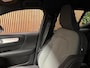 Volvo XC40 B4 Plus Dark | Trekhaak | Harman Kardon | Bestuurdersstoel elektrisch geheugen | Adaptieve Cruise Control | Stoel en Stuurwielverwarming | Google Infotainment | Parkeercamera | Pilot Assist | BLIS Dode Hoek Detectie | Keyless Drive | Parkeersensoren voor+achter | Passagiersstoel elektrisch | Elektrisch bedienbare achterklep | 19 Inch | Zitting verlenging voorstoelen | DAB Radio | Apple Carplay/Android Auto | Draadloos telefoon opladen | Volvo On Call met mobiele App functie | Aurora Silver Metallic |