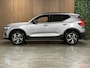 Volvo XC40 B4 Plus Dark | Trekhaak | Harman Kardon | Bestuurdersstoel elektrisch geheugen | Adaptieve Cruise Control | Stoel en Stuurwielverwarming | Google Infotainment | Parkeercamera | Pilot Assist | BLIS Dode Hoek Detectie | Keyless Drive | Parkeersensoren voor+achter | Passagiersstoel elektrisch | Elektrisch bedienbare achterklep | 19 Inch | Zitting verlenging voorstoelen | DAB Radio | Apple Carplay/Android Auto | Draadloos telefoon opladen | Volvo On Call met mobiele App functie | Aurora Silver Metallic |