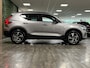 Volvo XC40 B4 Plus Dark | Trekhaak | Harman Kardon | Bestuurdersstoel elektrisch geheugen | Adaptieve Cruise Control | Stoel en Stuurwielverwarming | Google Infotainment | Parkeercamera | Pilot Assist | BLIS Dode Hoek Detectie | Keyless Drive | Parkeersensoren voor+achter | Passagiersstoel elektrisch | Elektrisch bedienbare achterklep | 19 Inch | Zitting verlenging voorstoelen | DAB Radio | Apple Carplay/Android Auto | Draadloos telefoon opladen | Volvo On Call met mobiele App functie | Aurora Silver Metallic |