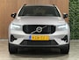 Volvo XC40 B4 Plus Dark | Trekhaak | Harman Kardon | Bestuurdersstoel elektrisch geheugen | Adaptieve Cruise Control | Stoel en Stuurwielverwarming | Google Infotainment | Parkeercamera | Pilot Assist | BLIS Dode Hoek Detectie | Keyless Drive | Parkeersensoren voor+achter | Passagiersstoel elektrisch | Elektrisch bedienbare achterklep | 19 Inch | Zitting verlenging voorstoelen | DAB Radio | Apple Carplay/Android Auto | Draadloos telefoon opladen | Volvo On Call met mobiele App functie | Aurora Silver Metallic |