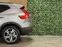 Volvo XC40 B4 Plus Dark | Trekhaak | Harman Kardon | Bestuurdersstoel elektrisch geheugen | Adaptieve Cruise Control | Stoel en Stuurwielverwarming | Google Infotainment | Parkeercamera | Pilot Assist | BLIS Dode Hoek Detectie | Keyless Drive | Parkeersensoren voor+achter | Passagiersstoel elektrisch | Elektrisch bedienbare achterklep | 19 Inch | Zitting verlenging voorstoelen | DAB Radio | Apple Carplay/Android Auto | Draadloos telefoon opladen | Volvo On Call met mobiele App functie | Aurora Silver Metallic |