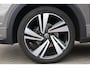 Volkswagen T-Cross 1.0 TSI Style Door ons geleverd en onderhouden, achteruitrijcamera (Rear View), parkeersensoren voor en achter (PDC), navigatie, 2-zone climatronic, adaptieve cruise control (ACC), privacy glas, digital cockpit pro, elektrisch verstel-, verwarm- en inklapbare buitenspiegels, multifunctioneel lederen stuurwiel, grootlichtassistent (Light Assist), dodehoekdetectie (Side Assist), draadloze telefoonlader, keyless go & entry etc.