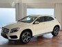 Mercedes-Benz GLA 200 AMG line | Navigatie | 19 inch AMG velgen | Bi-Xenon | Camera | PDC voor+achter | Half lederen sportstoelen met stoelverwarming | Bluetooth | Airconditioning | Volledige onderhoudshistorie aanwezig!