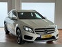 Mercedes-Benz GLA 200 AMG line | Navigatie | 19 inch AMG velgen | Bi-Xenon | Camera | PDC voor+achter | Half lederen sportstoelen met stoelverwarming | Bluetooth | Airconditioning | Volledige onderhoudshistorie aanwezig!