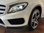 Mercedes-Benz GLA 200 AMG line | Navigatie | 19 inch AMG velgen | Bi-Xenon | Camera | PDC voor+achter | Half lederen sportstoelen met stoelverwarming | Bluetooth | Airconditioning | Volledige onderhoudshistorie aanwezig!