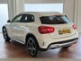 Mercedes-Benz GLA 200 AMG line | Navigatie | 19 inch AMG velgen | Bi-Xenon | Camera | PDC voor+achter | Half lederen sportstoelen met stoelverwarming | Bluetooth | Airconditioning | Volledige onderhoudshistorie aanwezig!