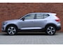 Volvo XC40 B4 Plus Dark | Trekhaak, inklapbaar | Stoel-/stuurwielverwarming | Premium audio by Harman Kardon | Elektrisch verstelbare voorstoelen met geheugenfunctie | Adaptieve cruise control | 19 inch. lichtmetalen velgen | Pilot assist | BLIS | Apple carplay/ Android auto |