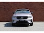 Volvo XC40 B4 Plus Dark | Trekhaak, inklapbaar | Stoel-/stuurwielverwarming | Premium audio by Harman Kardon | Elektrisch verstelbare voorstoelen met geheugenfunctie | Adaptieve cruise control | 19 inch. lichtmetalen velgen | Pilot assist | BLIS | Apple carplay/ Android auto |