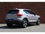 Volvo XC40 B4 Plus Dark | Trekhaak, inklapbaar | Stoel-/stuurwielverwarming | Premium audio by Harman Kardon | Elektrisch verstelbare voorstoelen met geheugenfunctie | Adaptieve cruise control | 19 inch. lichtmetalen velgen | Pilot assist | BLIS | Apple carplay/ Android auto |