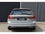Volvo V90 T8 Plug-in hybrid AWD Ultra Dark | Luchtvering | Trekhaak | Panoramadak | Head up display | Verwarmbare voorstoelen met massagefunctie | Premium audio by Bowers&Wilkins | Interieur voorverwarming