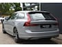 Volvo V90 T8 Plug-in hybrid AWD Ultra Dark | Luchtvering | Trekhaak | Panoramadak | Head up display | Verwarmbare voorstoelen met massagefunctie | Premium audio by Bowers&Wilkins | Interieur voorverwarming