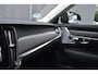 Volvo V90 T8 Plug-in hybrid AWD Ultra Dark | Luchtvering | Trekhaak | Panoramadak | Head up display | Verwarmbare voorstoelen met massagefunctie | Premium audio by Bowers&Wilkins | Interieur voorverwarming