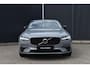 Volvo V90 T8 Plug-in hybrid AWD Ultra Dark | Luchtvering | Trekhaak | Panoramadak | Head up display | Verwarmbare voorstoelen met massagefunctie | Premium audio by Bowers&Wilkins | Interieur voorverwarming